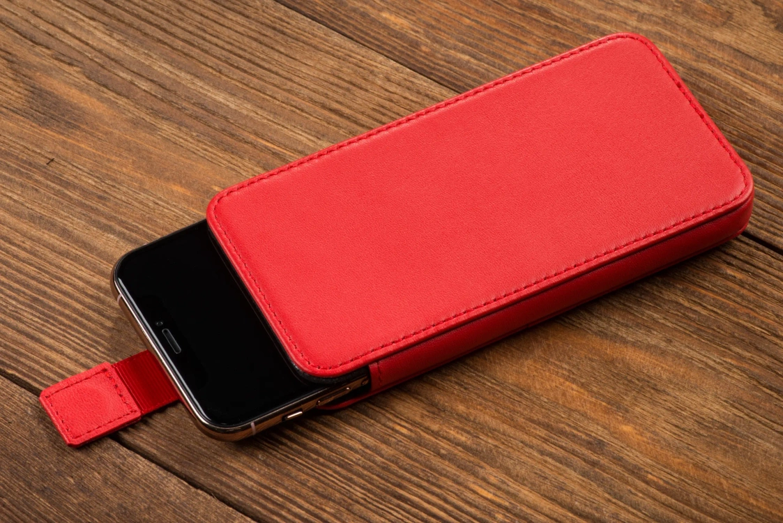 moVear pocketCase C+ Slide in leather Bag Pouch for Apple iPhone 16/15/14/13, 12/11 Pro, Xs/X | Nappa leather (Red)