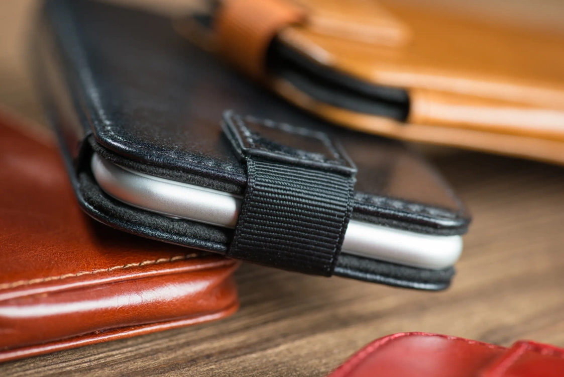 moVear pocketCase C+ Slide in leather Bag Pouch for Apple iPhone 16/15/14/13, 12/11 Pro, Xs/X | Vintage leather (Black)