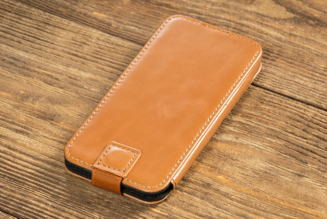 moVear pocketCase C+ Slide in leather Bag Pouch for Apple iPhone 16/15/14/13, 12/11 Pro, Xs/X | Vintage leather (Light Brown)